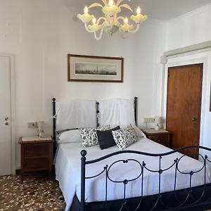  Bed & Breakfast Al Teatro With Canal View Italia
