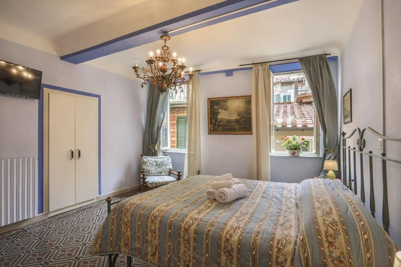 לוקה Rooms Corte Delle Uova Centro Storico Piazza San Michele בית הארחה